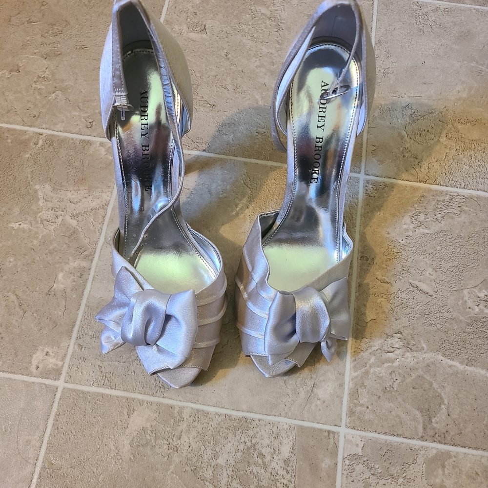 Audrey Brooke Metallic Bow Heels